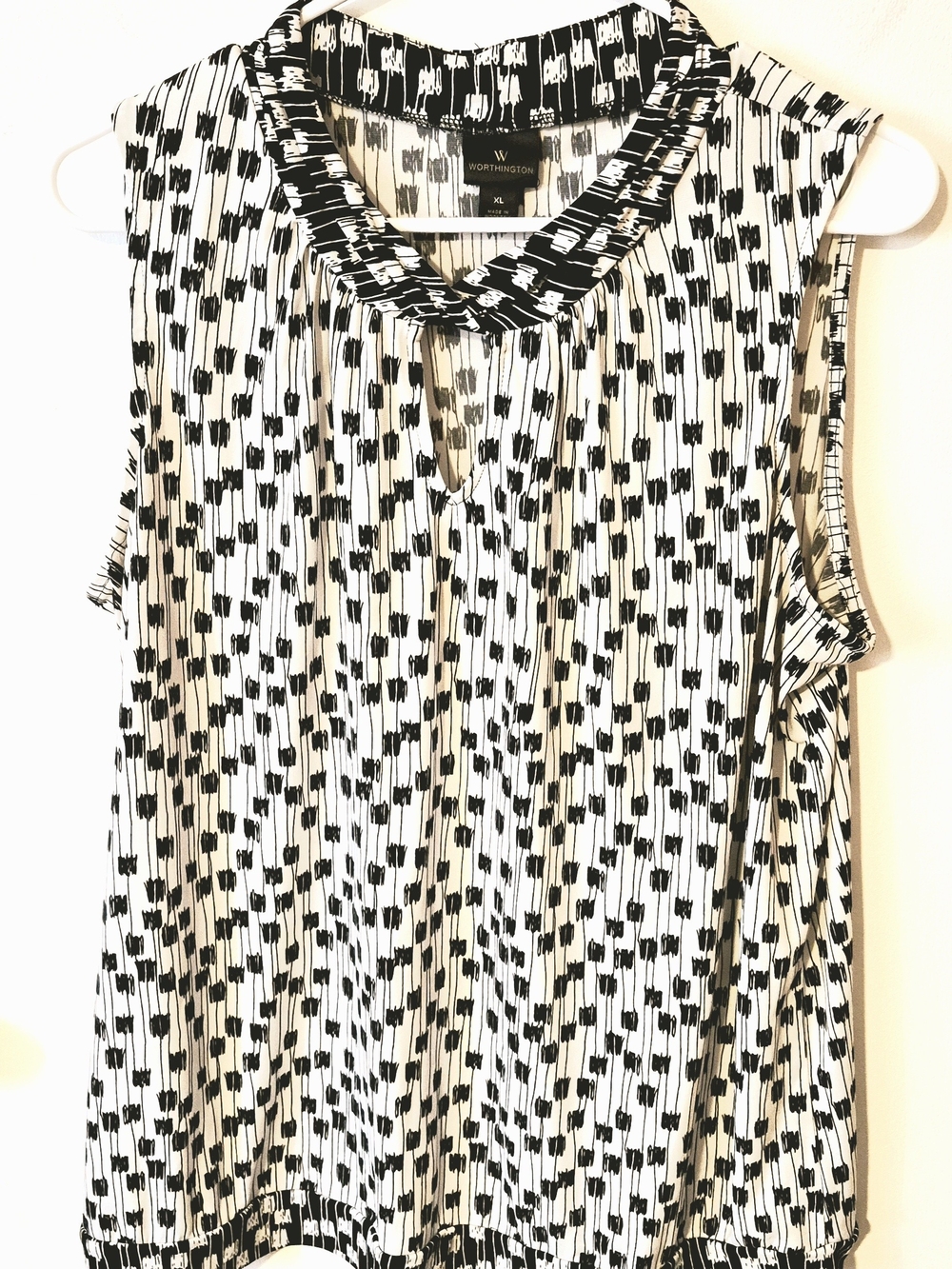 Worthington Black & White Sleeveless Printed Keyhole Top
